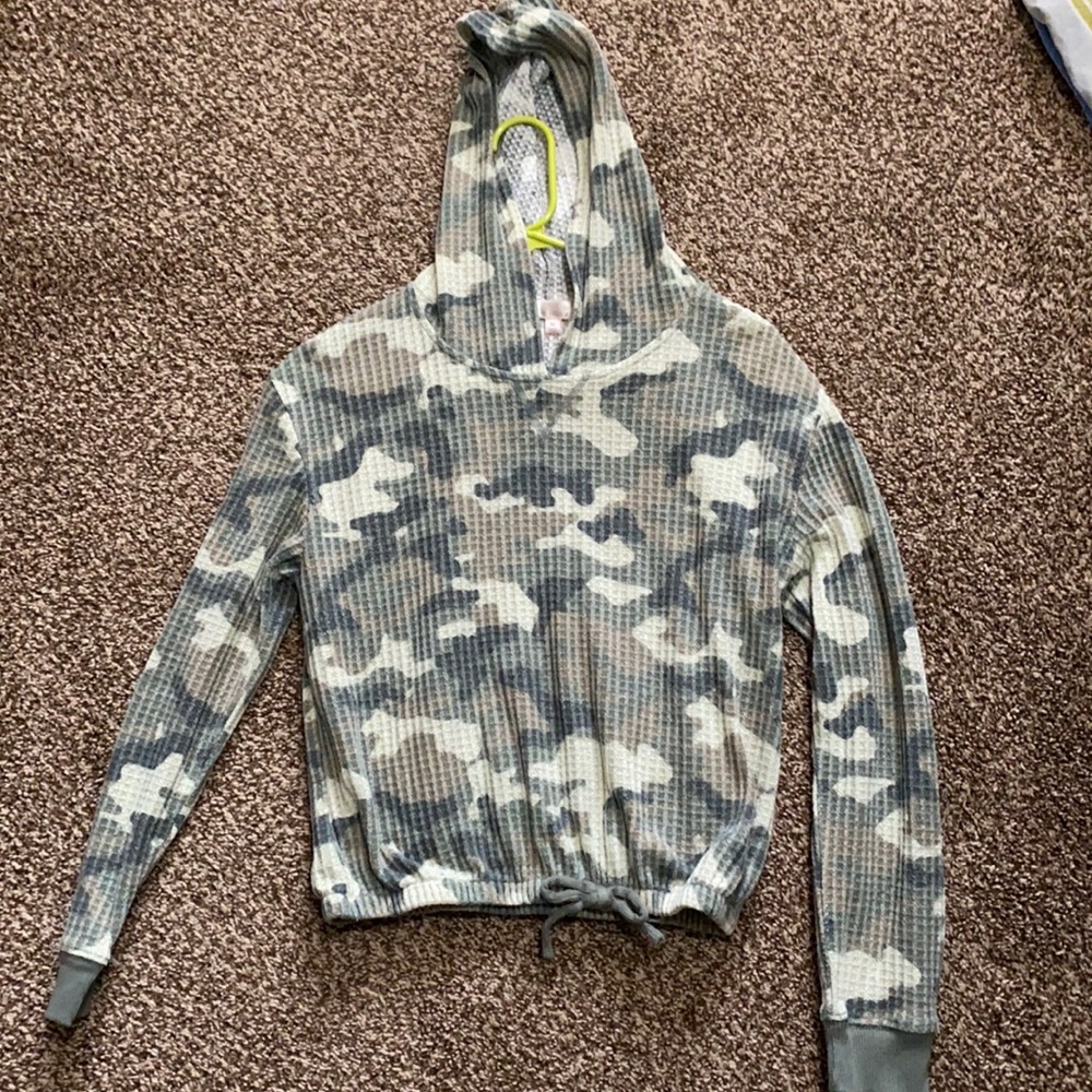 Girl XL Collective Chill brand Hooded long sleeve camo shirt
